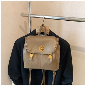 Nahaufnahme eines Retro-Rucksacks mit goldenem Drehverschluss und strukturiertem Kunstleder