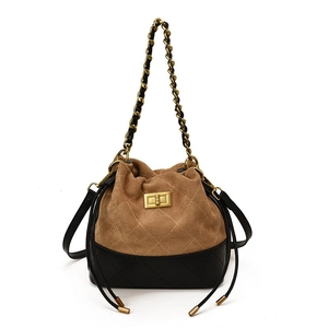 Sac seau vintage bicolore en daim marron et cuir noir avec surpiqûres en losanges