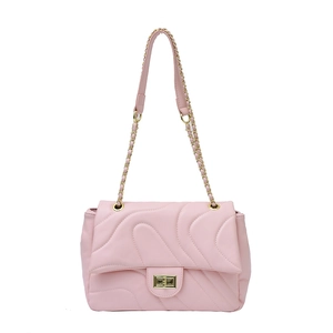 Sac à bandoulière rose matelassé avec motif à vagues et chaîne dorée élégante