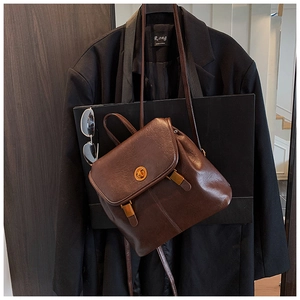 Details des braunen Vintage-Lederrucksacks mit goldenem Drehverschluss und Riemen