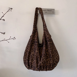 Retro leopard print tote bag with spacious half-moon design for autumn and winter commute