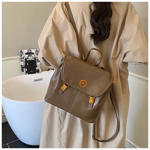 Detailansicht des braunen Vintage-Lederrucksacks mit goldenem Drehverschluss-Verschluss