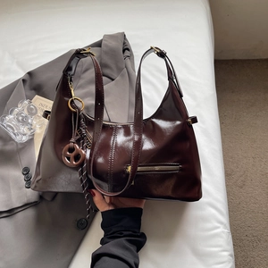 Sac bandoulière marron chocolat brillant avec breloque bretzel pour le quotidien