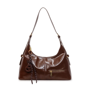 Sac hobo marron foncé classique avec finition cirée brillante et design rétro en croissant