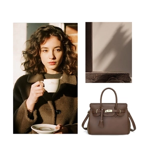 Vue détaillée du cuir marron grainé et du fermoir métallique de ce sac à main