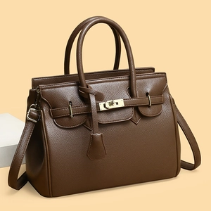 Grand sac cabas marron foncé en cuir grainé avec fermoir doré et bandoulière