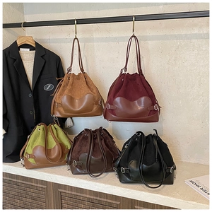 Détails des sacs seaux multicolores en daim et cuir avec cordon de serrage