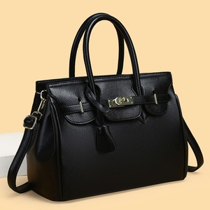 Vue détaillée du sac à main en cuir grainé noir avec fermoir métallique doré