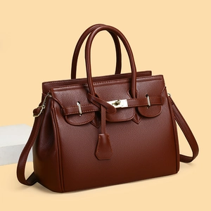 Sac à main classique en cuir grainé marron avec fermoir doré et bandoulière amovible