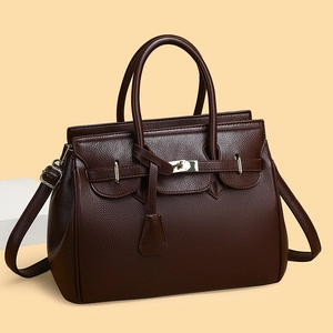 Sac à main classique en cuir grainé marron foncé avec boucles dorées et bandoulière