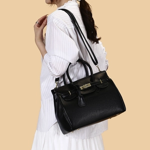 Sac à main classique en cuir noir avec fermoir rotatif et bandoulière amovible