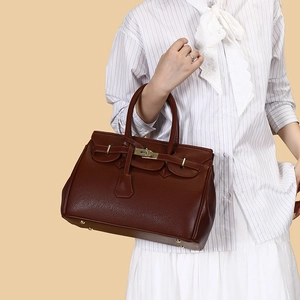 Sac cabas classique en cuir grainé marron foncé avec fermoir doré et poignées