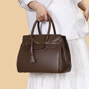 Grand sac cabas en cuir grainé marron foncé avec fermoir doré pour le quotidien