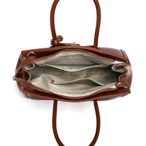 Vue intérieure du sac cabas marron en cuir montrant la grande capacité et les poches