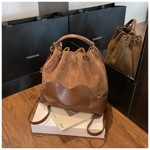 Détail d'un sac à dos seau en daim marron moka avec fermeture à cordon et lanières