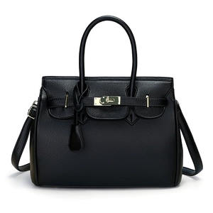 Sac à main minimaliste en cuir noir avec ferrures dorées et bandoulière amovible