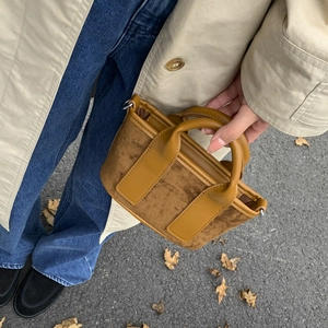 Vue détaillée du mini sac à main en daim et cuir marron caramel pour femmes