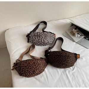Vue détaillée de trois sacs bananes imprimés léopard avec étiquettes oranges et sangles