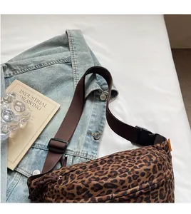 Sac banane imprimé léopard avec sangle en nylon réglable et boucle pour femme