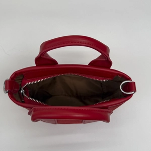Vue de dessus de l'intérieur du mini sac cabas rouge avec fermeture et doublure