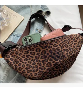 Détail du sac banane léopard montrant l'espace pour téléphone portable et portefeuille