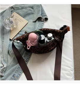 Détail de l'intérieur du sac banane léopard montrant sa grande capacité de rangement