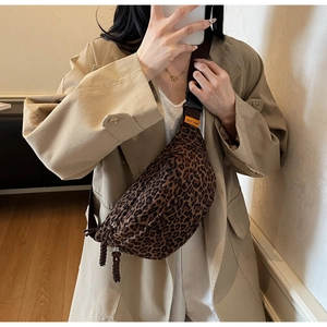 Selfie miroir montrant un sac ceinture léopard porté avec un trench-coat kaki chic