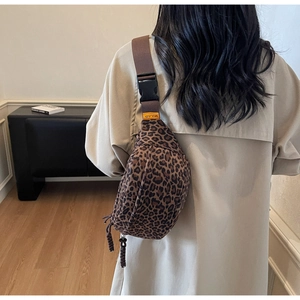 Détail du sac banane à motif léopard avec bandoulière réglable et boucle sur modèle
