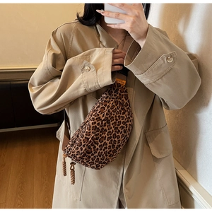 Gros plan détaillé du sac ceinture en toile léopard avec fermeture éclair et étiquette
