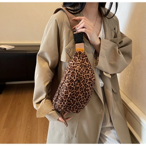 Détail du sac de poitrine léopard avec boucle de fermeture et étiquette orange MULAIDI
