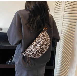 Vue détaillée d'un sac de poitrine léopard en toile avec détails de fermeture tissés
