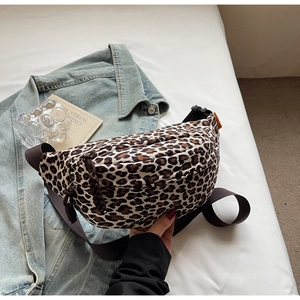 Détail d'un sac banane tendance à imprimé léopard avec toile de coton et sangle réglable