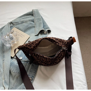 Détail du sac banane en toile léopard avec poche intérieure et fermeture éclair