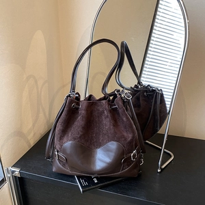 Sac seau marron foncé en daim et cuir avec cordon de serrage et détails argentés