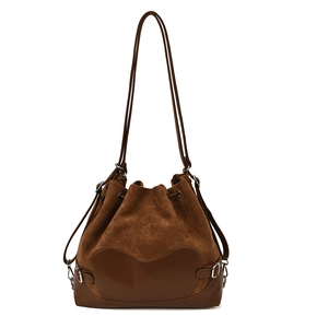 Sac seau en daim marron avec cordon de serrage, patchwork en cuir et fines bretelles