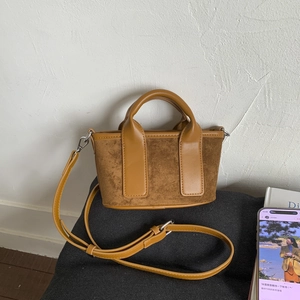 Petit sac fourre-tout en toile et cuir marron avec bandoulière amovible, scène de style