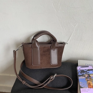 Sac à main en toile marron avec poignées en cuir et bandoulière de style rétro