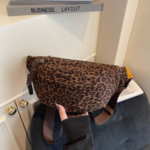 Sac banane classique motif léopard avec bandoulière marron et étiquette tissée orange