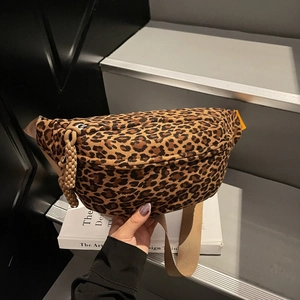 Sac banane chic à imprimé léopard avec large bandoulière tissée pour un style décontracté