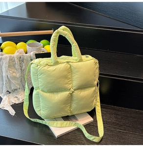 Vue détaillée du sac cabas matelassé vert clair avec texture douce et bandoulière amovible