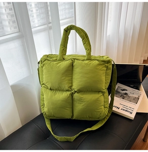 Gros plan sur le sac fourre-tout matelassé vert herbe avec poignée large et bandoulière