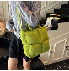 Détail du sac cabas matelassé vert en nylon brillant avec bandoulière réglable chic