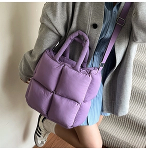 Détail du sac fourre-tout matelassé violet avec bandoulière réglable et boucle en métal