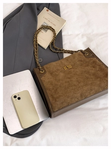 Dettaglio borsa tote in pelle scamosciata marrone con trapuntatura a rombi e catena oro