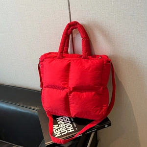 Sac cabas matelassé rouge chic avec bandoulière réglable pour un style urbain tendance