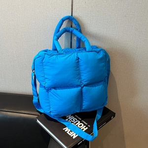 Sac bandoulière bleu vif matelassé avec rembourrage carré et bandoulière ajustable