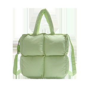 Sac à main matelassé vert menthe avec bandoulière amovible et poignée supérieure