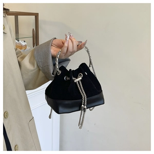 Détail du sac seau noir avec contraste de daim et poignée en anneau argenté