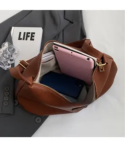 Große braune Leder-Einkaufstasche mit Stauraum für Tablet und Handy im Detail