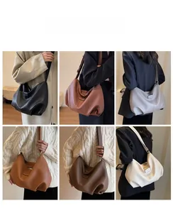 Hobo-Schultertaschen in sechs Farben mit Lederstruktur und breiten Trageriemen